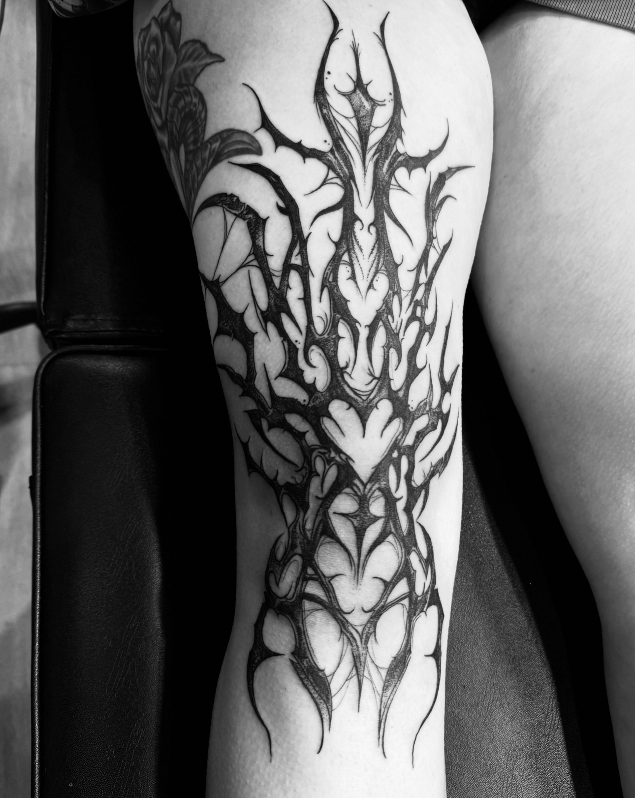 Bio-organic blackwork thigh piece with spined, symmetrical branching linework